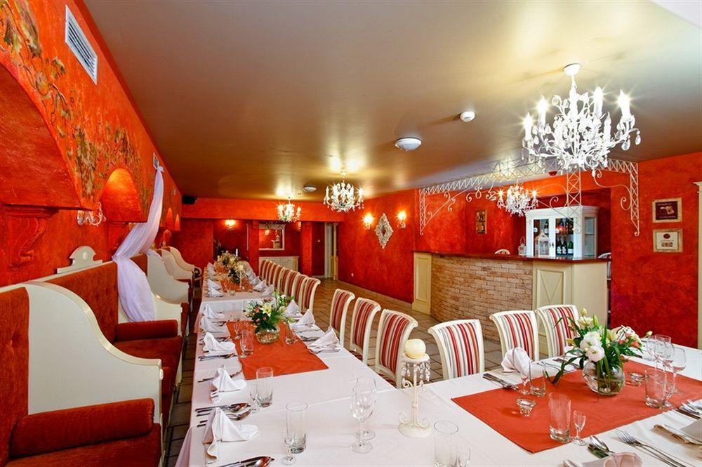 艾斯特拉别墅餐厅酒店 Michałowice 外观 照片