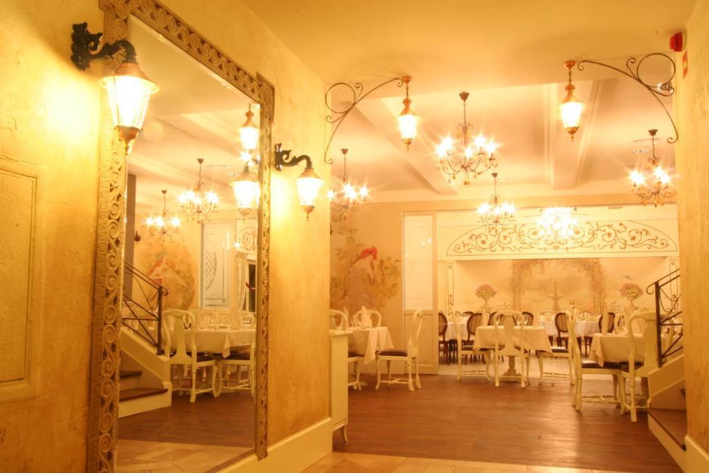 艾斯特拉别墅餐厅酒店 Michałowice 外观 照片