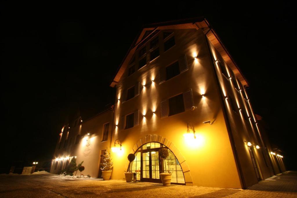 艾斯特拉别墅餐厅酒店 Michałowice 外观 照片