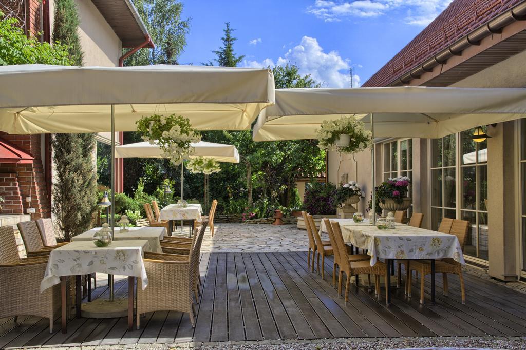 艾斯特拉别墅餐厅酒店 Michałowice 外观 照片