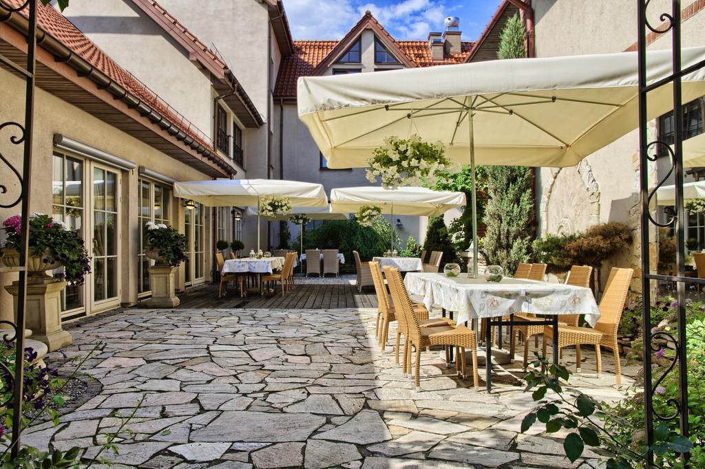 艾斯特拉别墅餐厅酒店 Michałowice 外观 照片