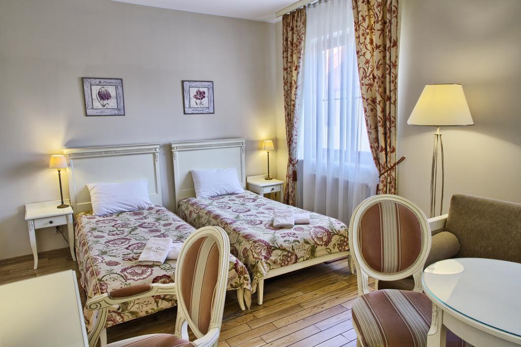 艾斯特拉别墅餐厅酒店 Michałowice 外观 照片