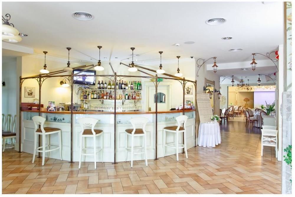 艾斯特拉别墅餐厅酒店 Michałowice 外观 照片