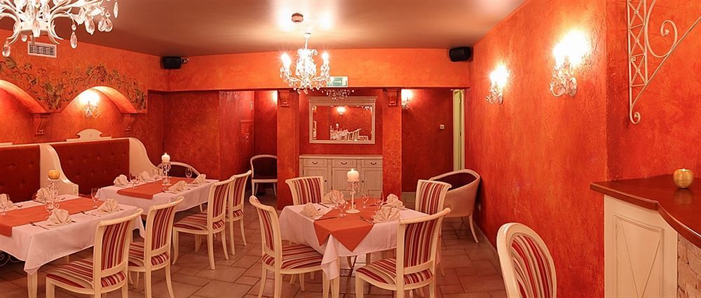 艾斯特拉别墅餐厅酒店 Michałowice 外观 照片