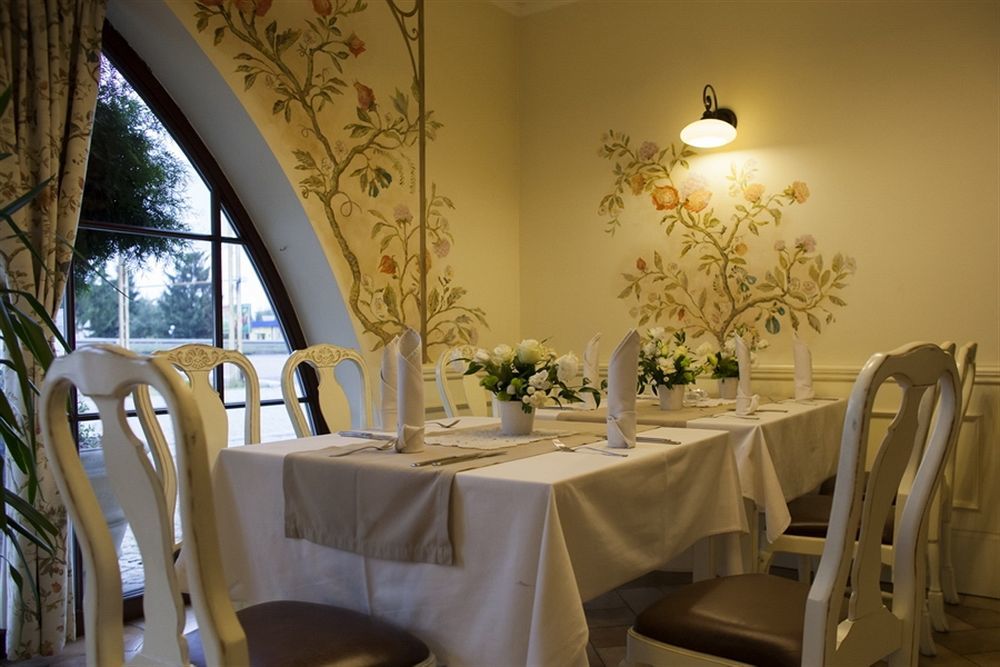 艾斯特拉别墅餐厅酒店 Michałowice 外观 照片