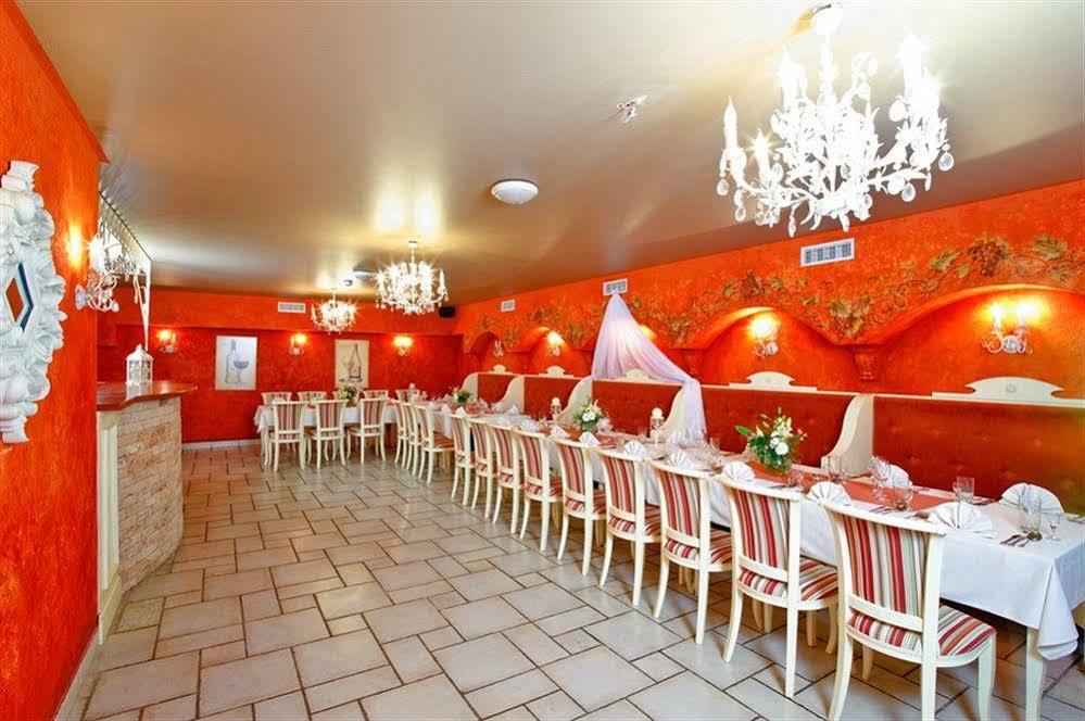 艾斯特拉别墅餐厅酒店 Michałowice 外观 照片