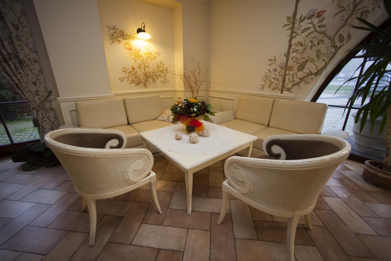 艾斯特拉别墅餐厅酒店 Michałowice 外观 照片